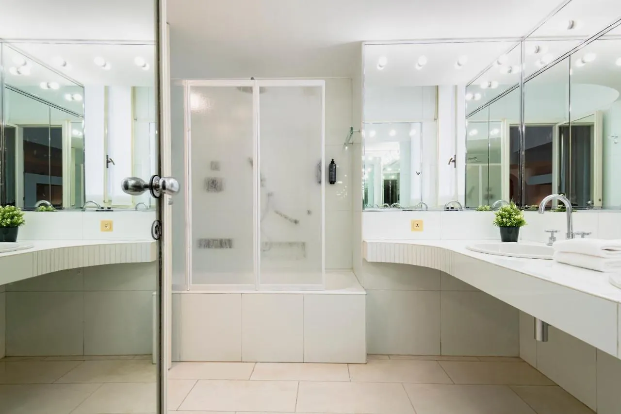 Apartment Relstay - Montenapoleone Suite Milan Italy