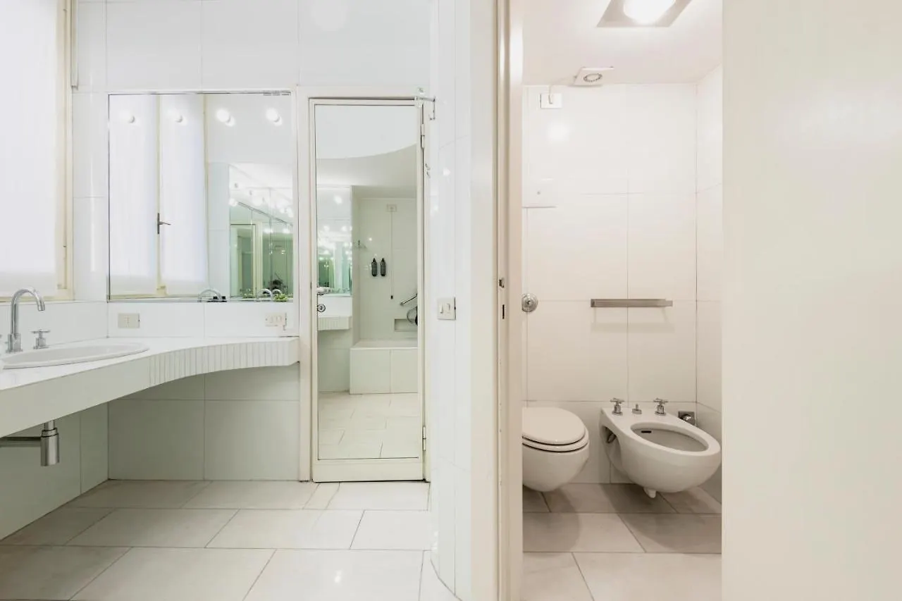 Apartment Relstay - Montenapoleone Suite Milan